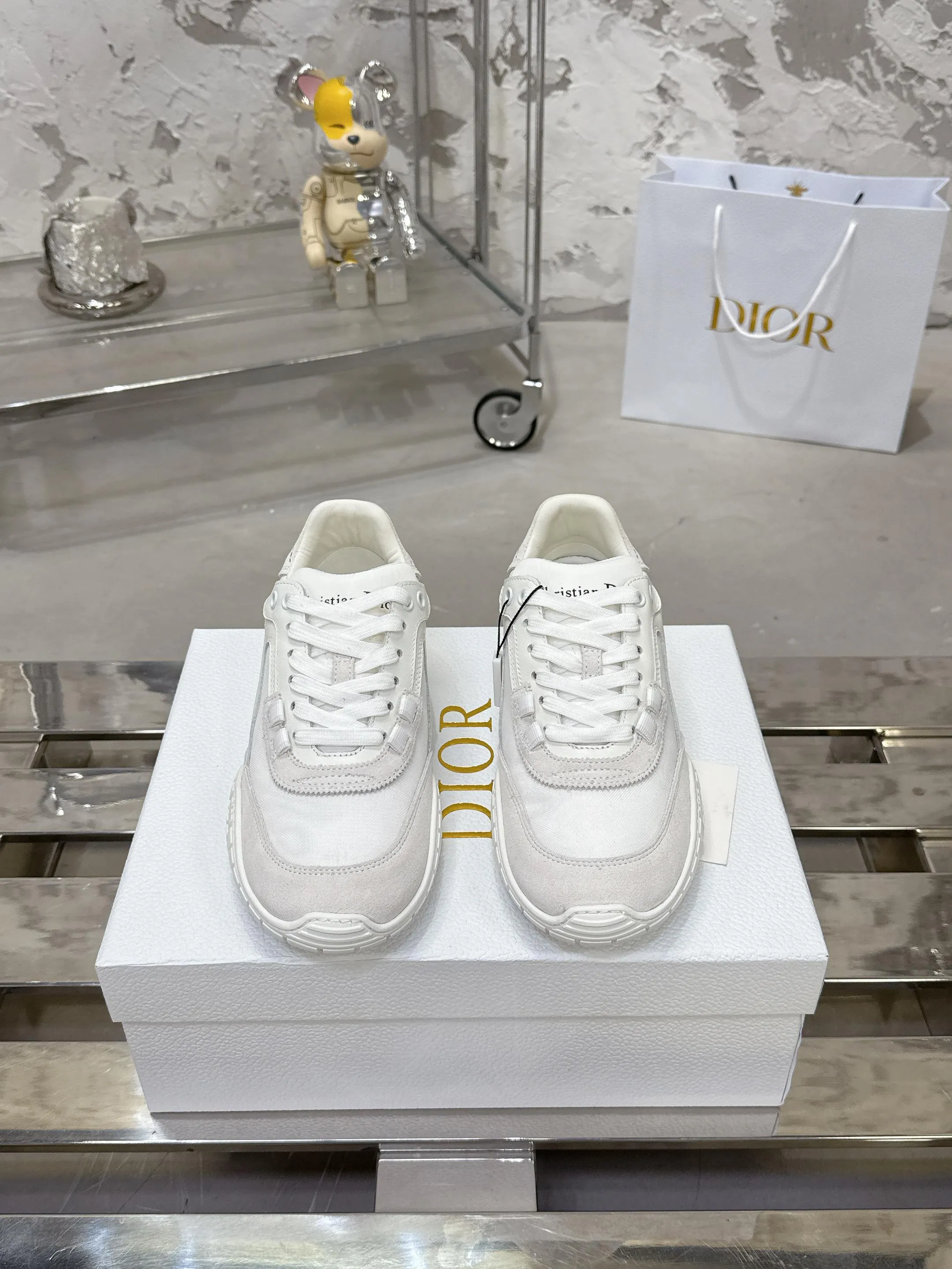 Factory price 640💰 Top version! ! ! Dior Tech sneakers Dior Tech is newly launched, with exquisite color matching and autumn and winter atmosphere. This Dior Tech sneaker is a new product in the 2026 early spring ready-to-wear series. It is equipped with fashionable details and highlights the retro aesthetics. Made of calfskin and suede calfskin upper with transparent mesh side panels and ChristianDior Paris signature on the heel and tongue. A textured, tonal Dior signature sole adds couture style. Upper material: Textile, cowhide split leather, cowhide leather with Christian Dior Paris logo on the heel and tongue Textured Dior logo rubber sole embellished with Christian Dior's lucky star symbol! Size 35-46 (40 for women, 41 for men, 38.45.46, custom made and non-refundable)